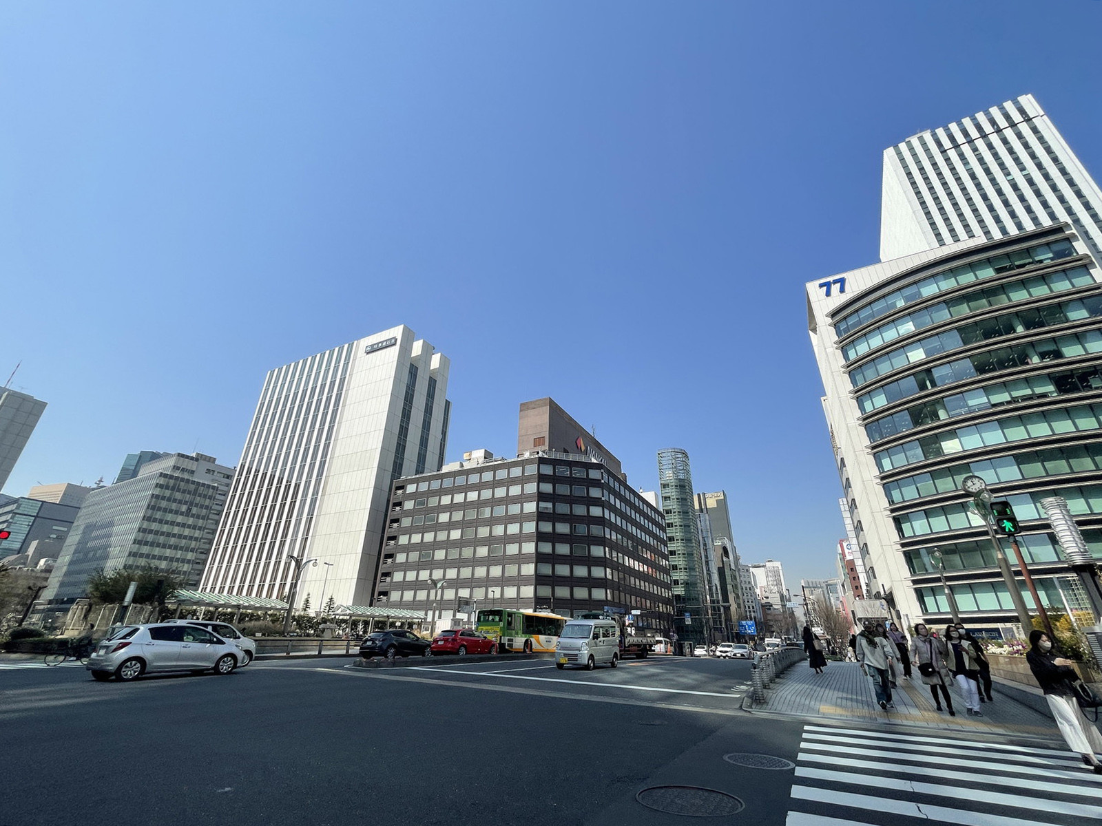 七十七銀座ビル前面の晴海通り