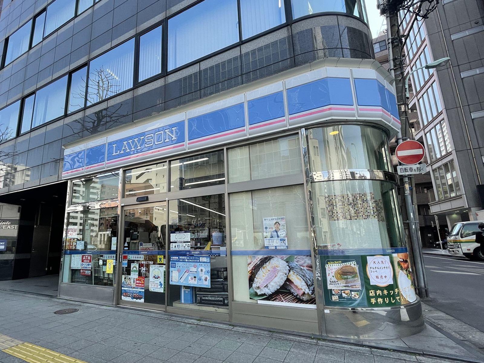 徒歩1分のローソン築地3丁目店