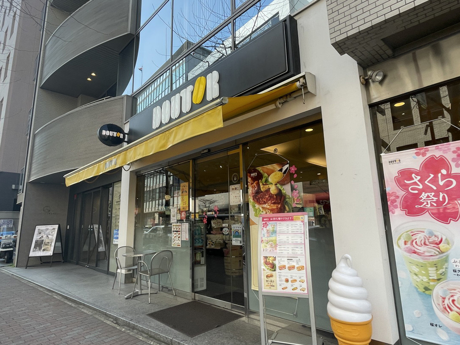 向かいのドトールコーヒーショップ築地聖路加通り店