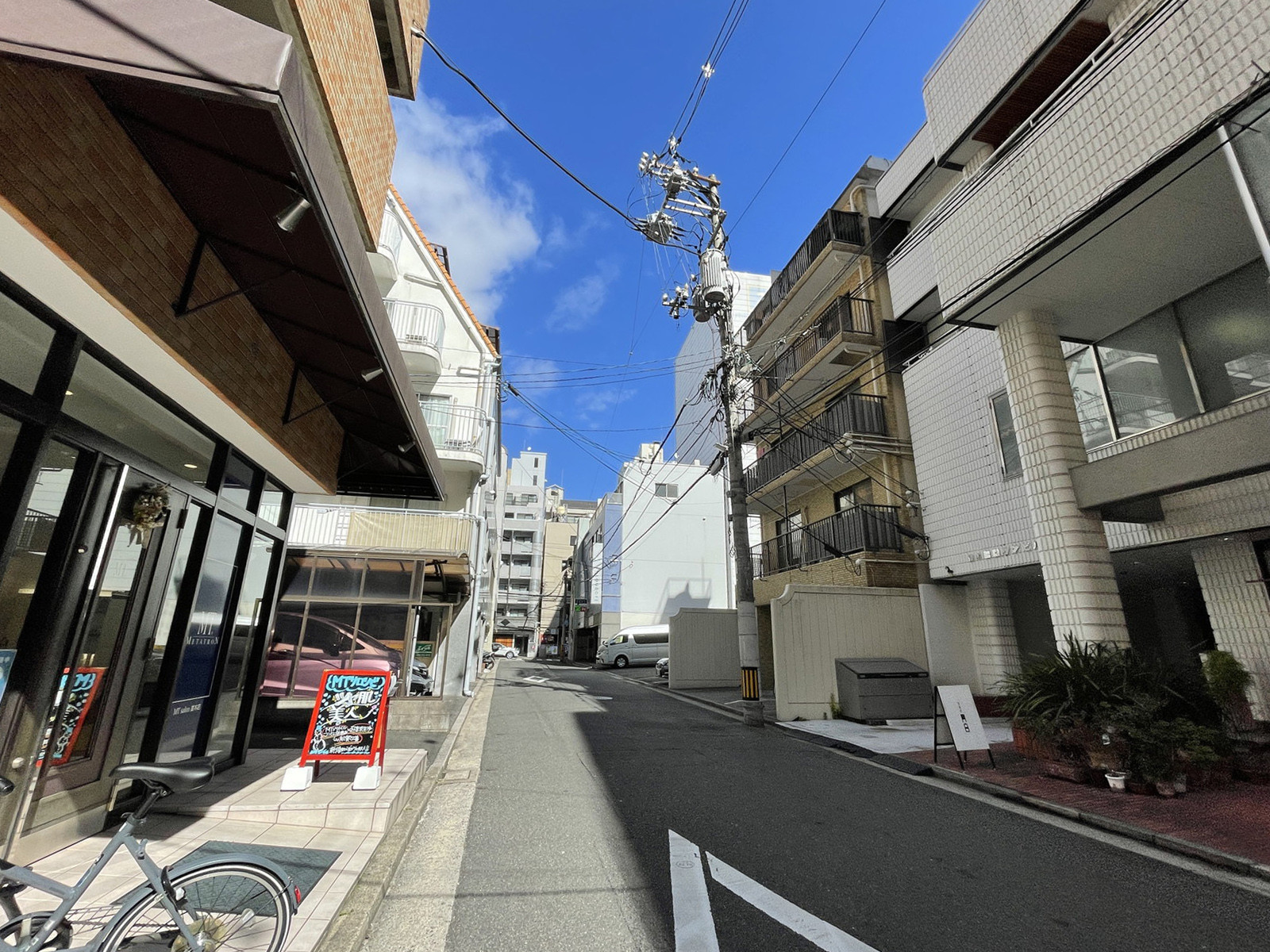 並木ヒロウンビル前面の通り