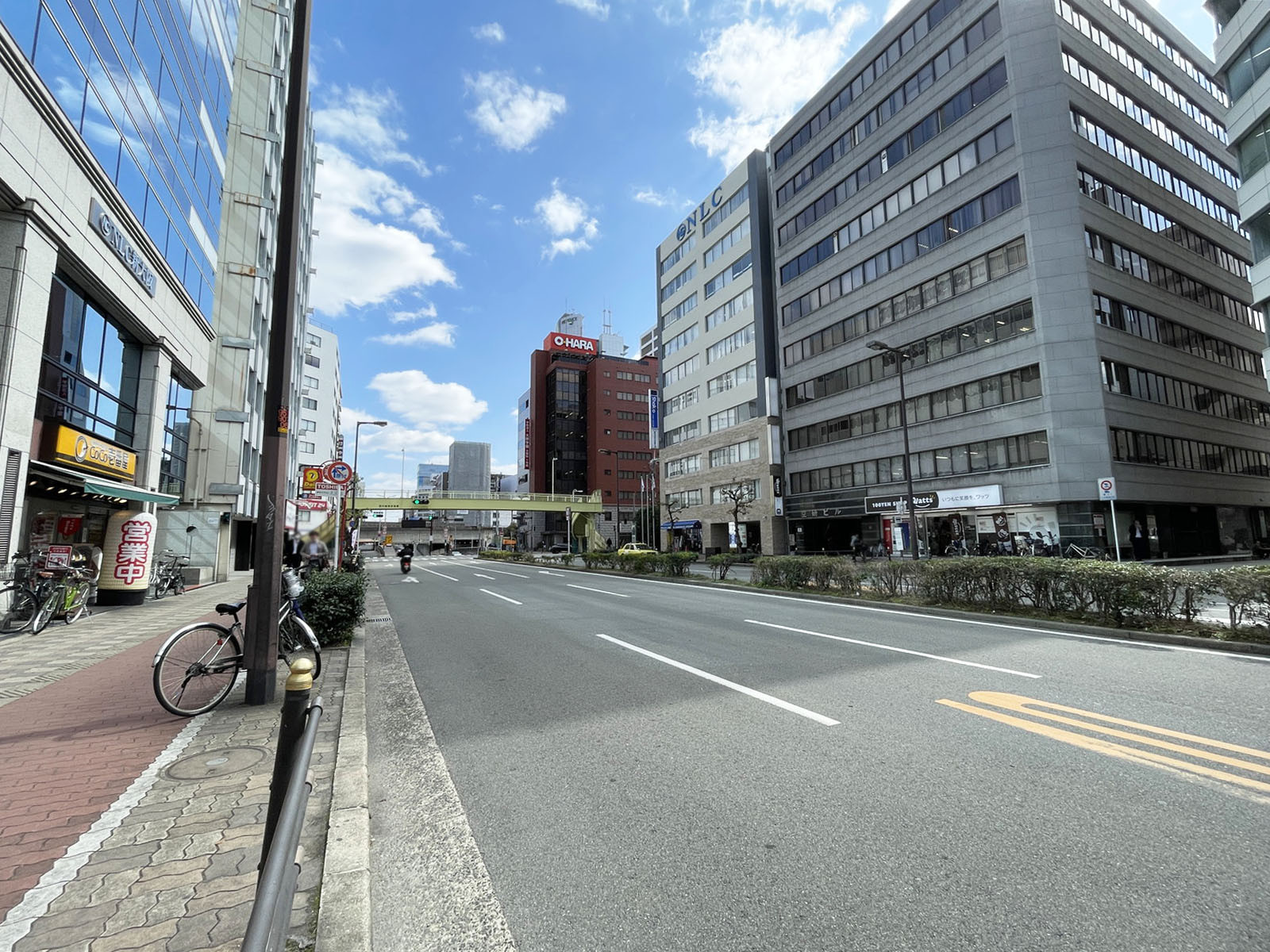 新大阪サンアールビル本館前面の通り