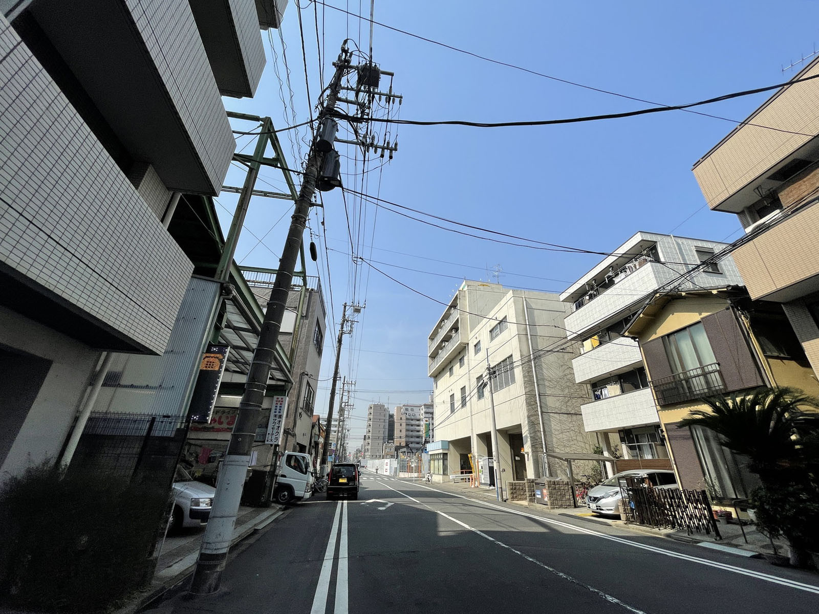 坂岸ビル前面の通り