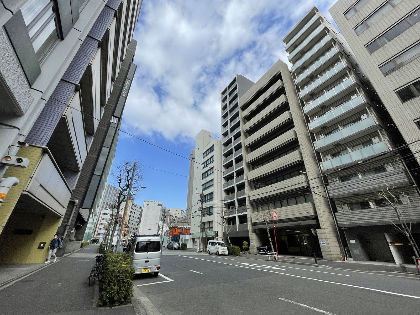 オフィスビル前面の通り
