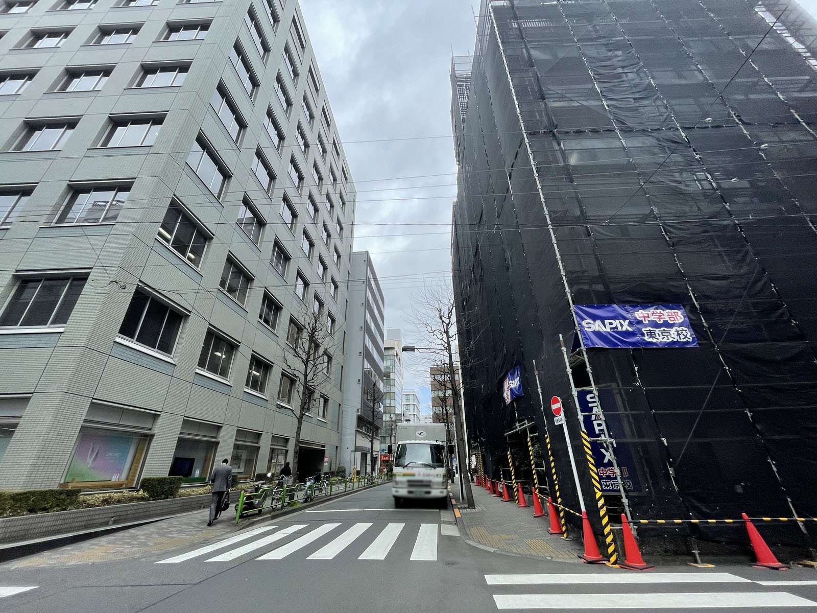沢の鶴人形町ビル前面の通り