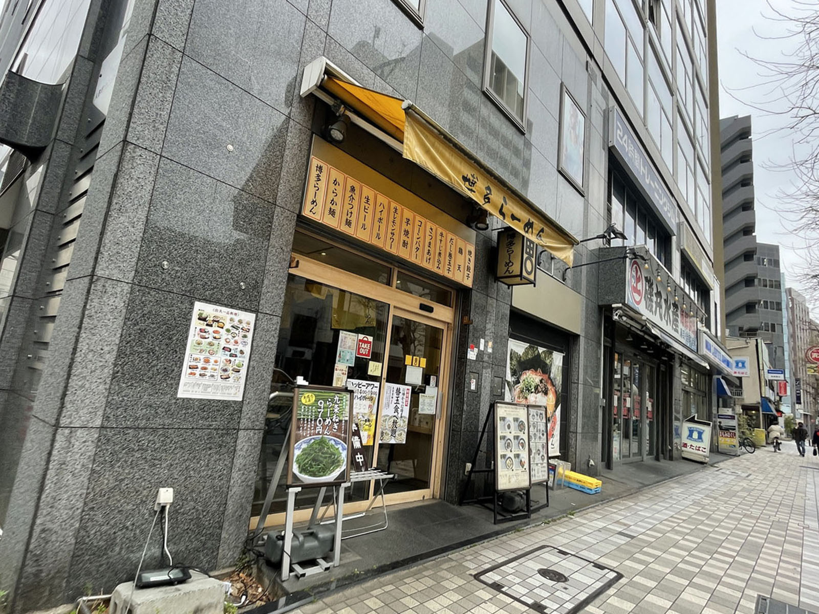 周辺には飲食店が点在