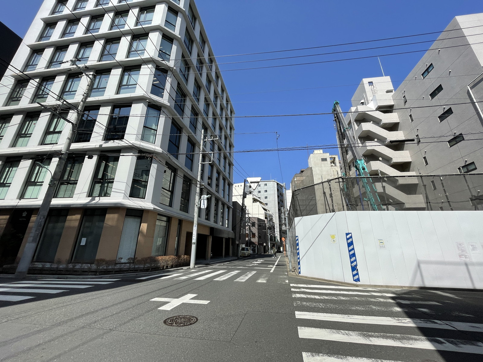 人形町ファーストビル前面の通り