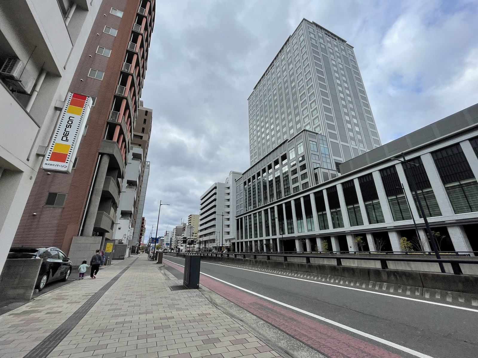 近くの駅前通り