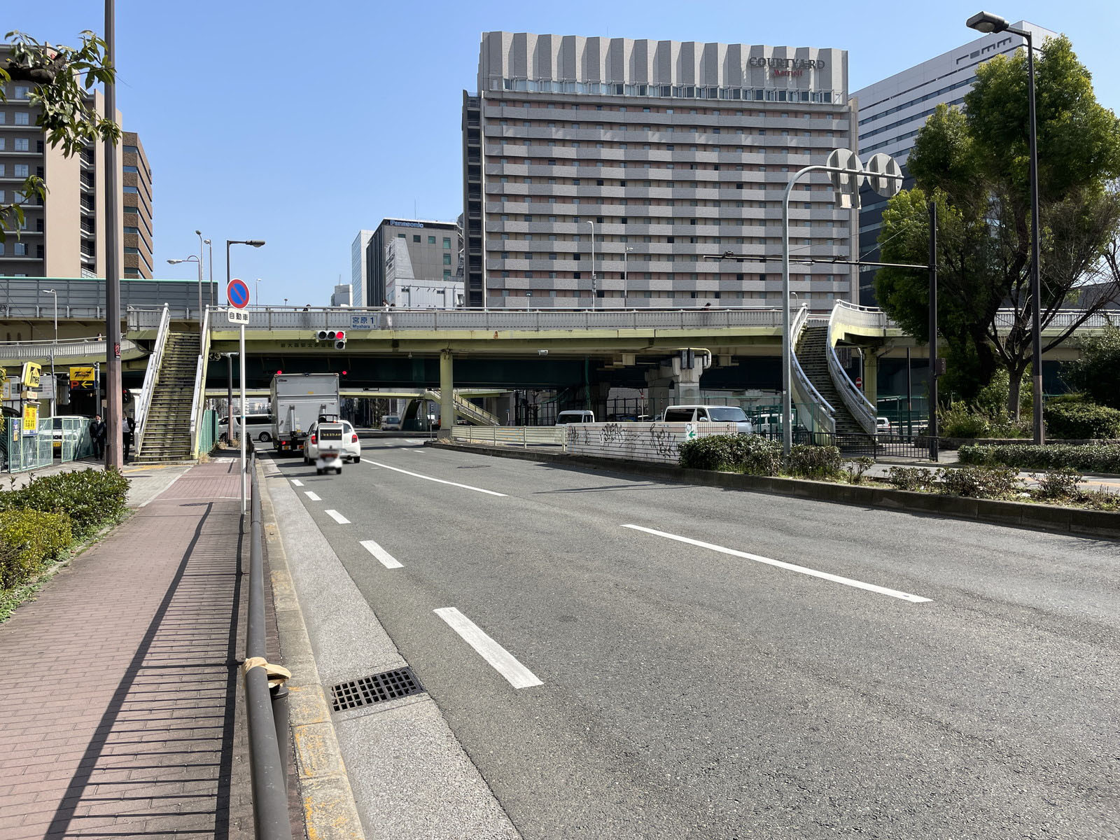 アクロス新大阪前面の通り