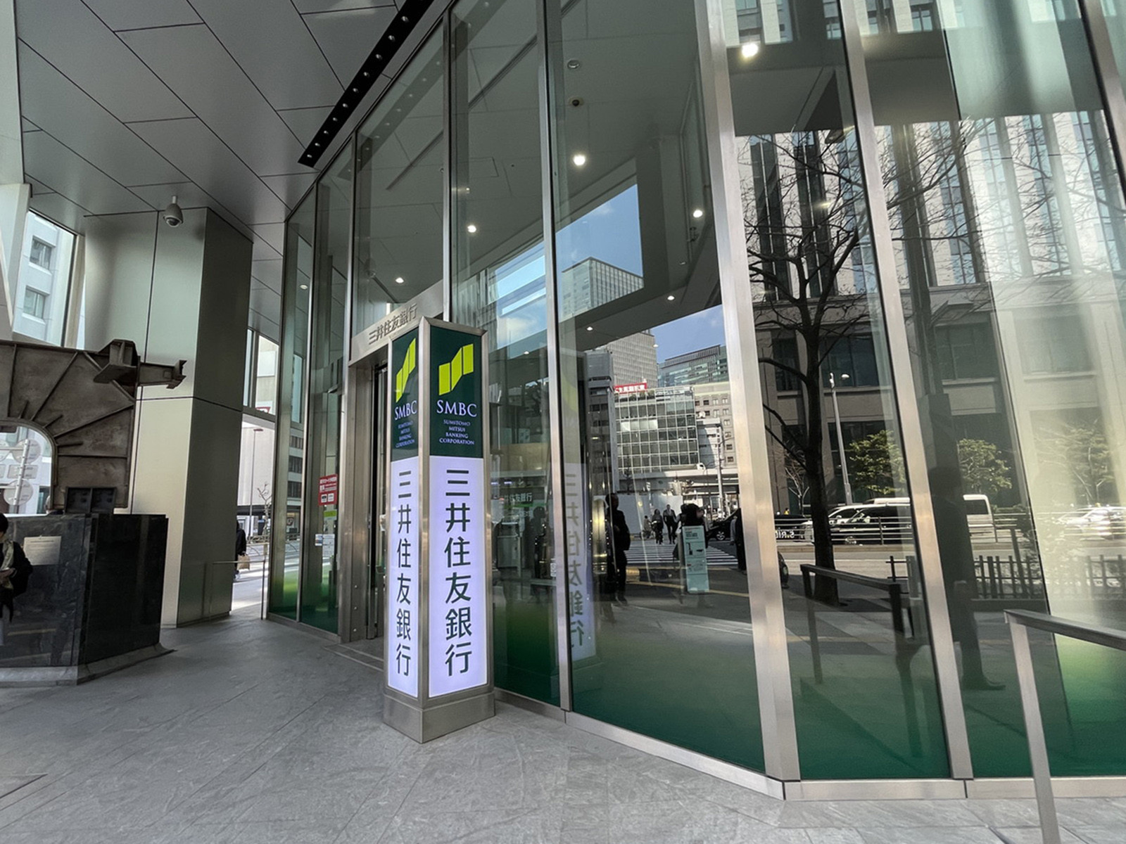 徒歩2分の三井住友銀行ATMコーナー