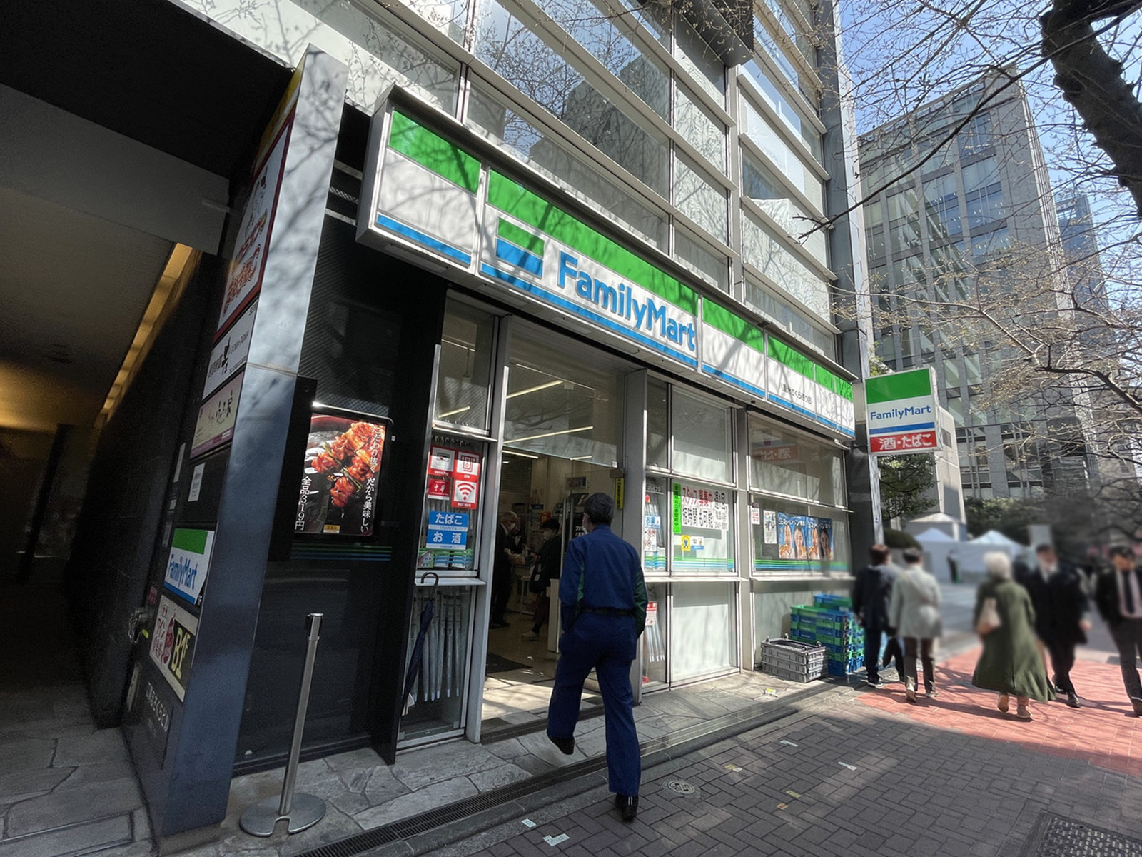 向かいのファミリーマート八重洲さくら通り店