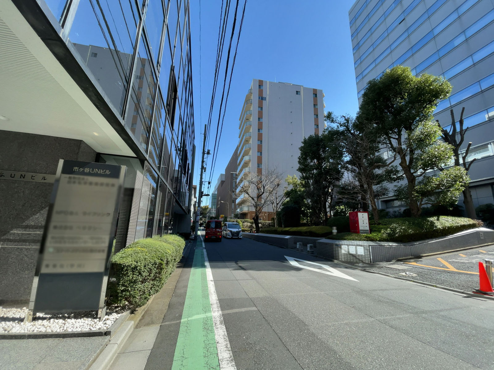 市ヶ谷UNビル前面の通り