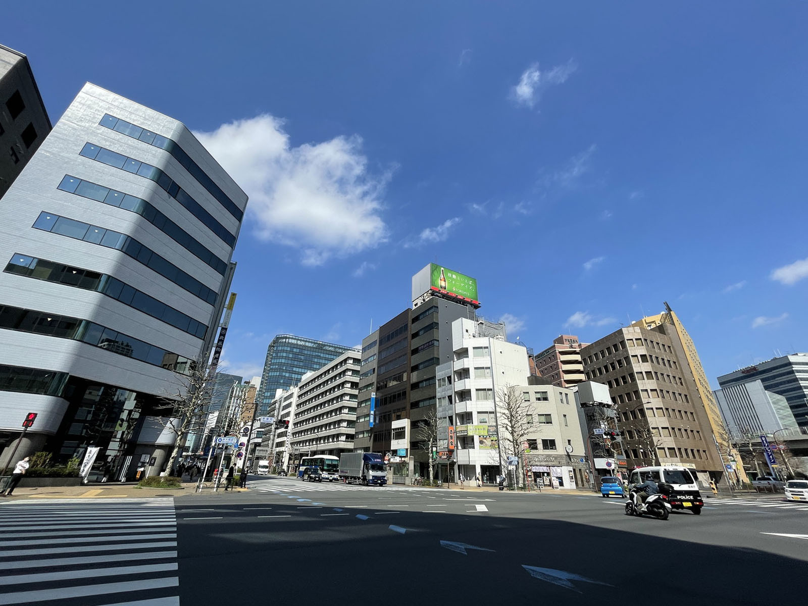 長寿ビル前面の新大橋通り