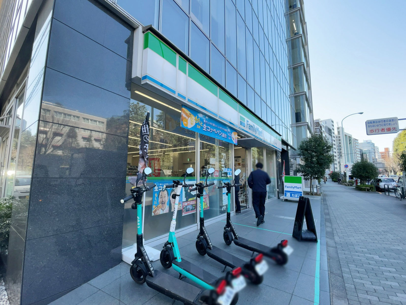 徒歩2分のファミリーマート 市谷本村町店