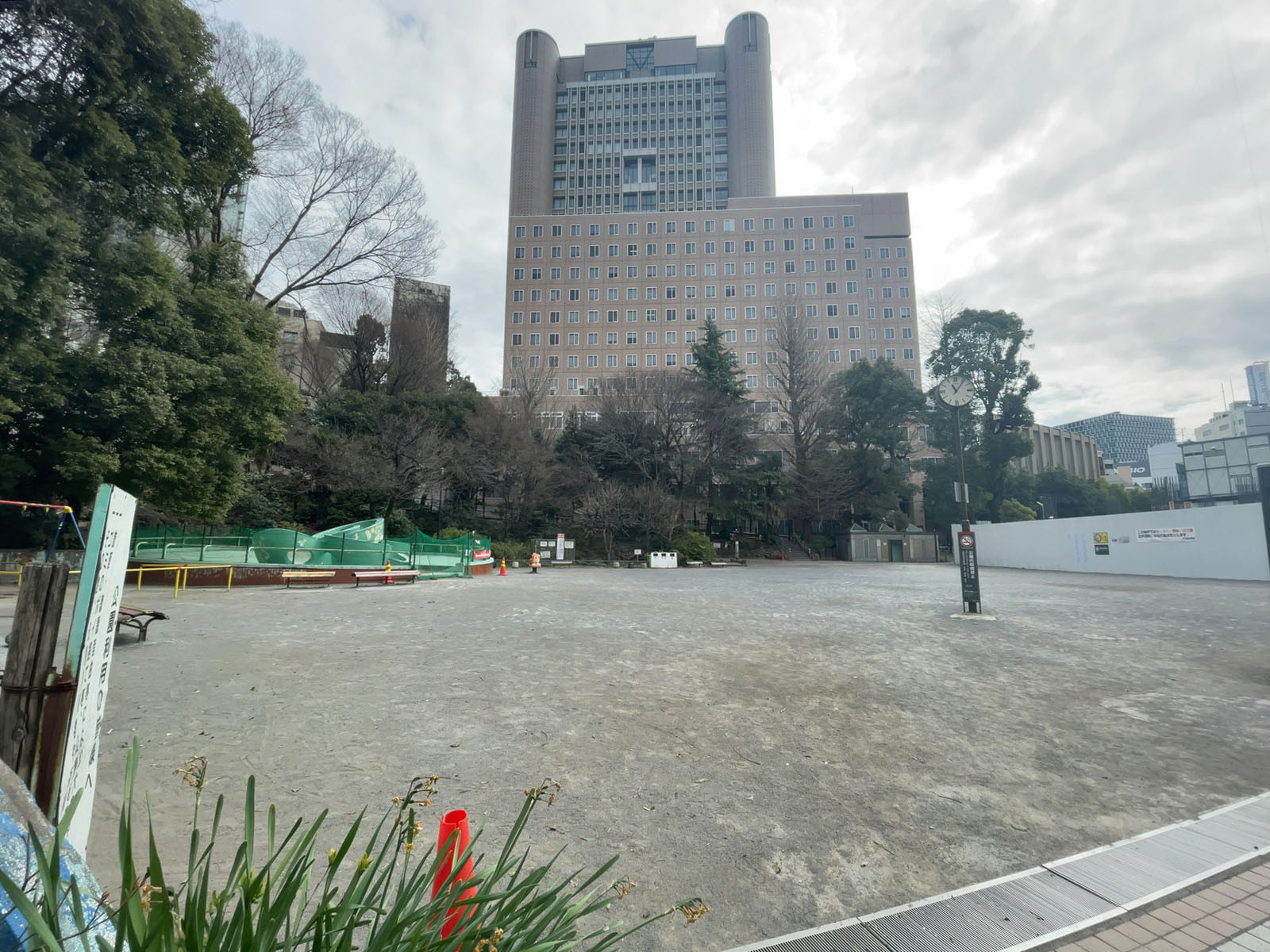 徒歩2分の千代田区立錦華公園
