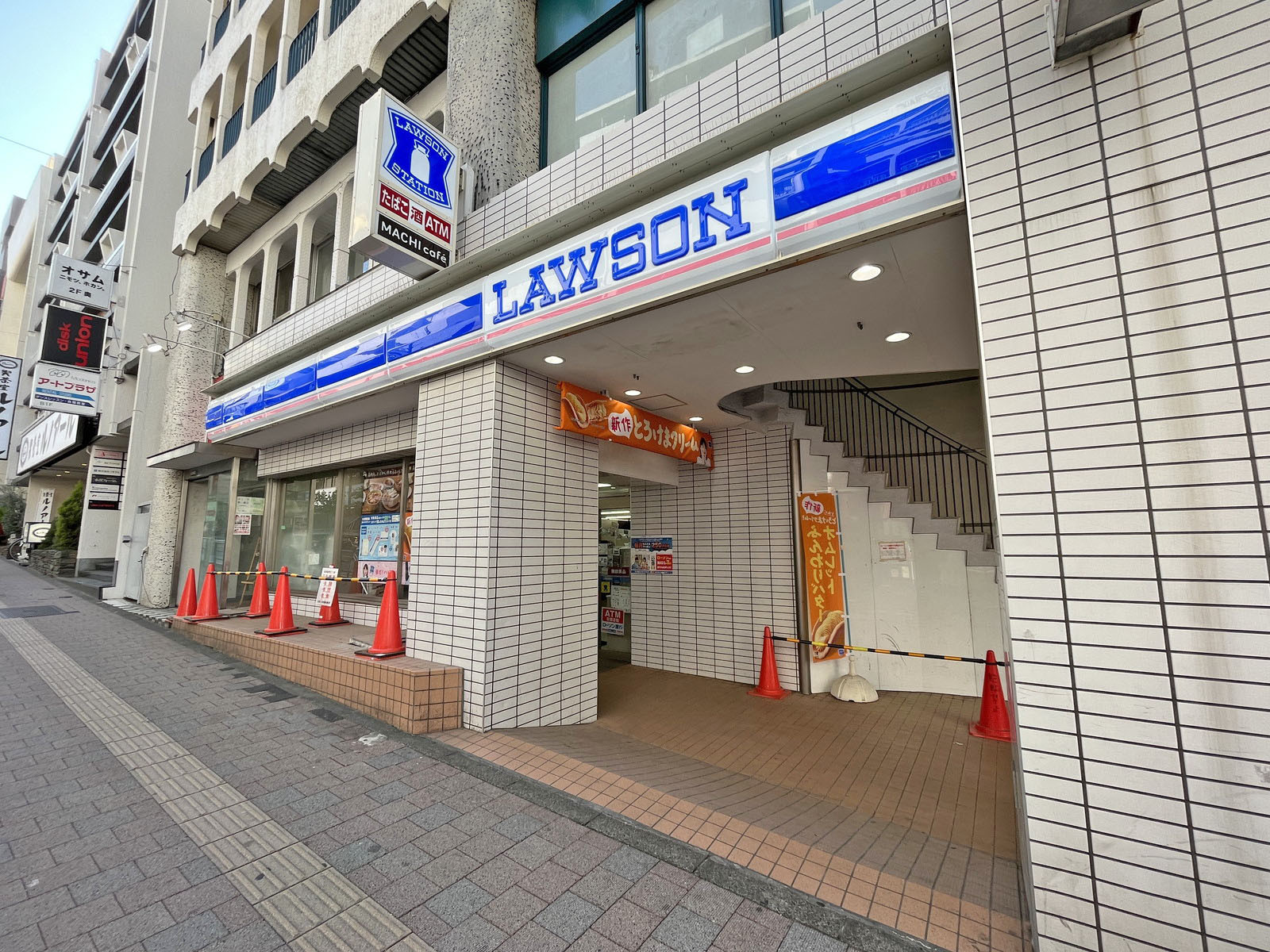 徒歩2分のローソン高田馬場駅通店