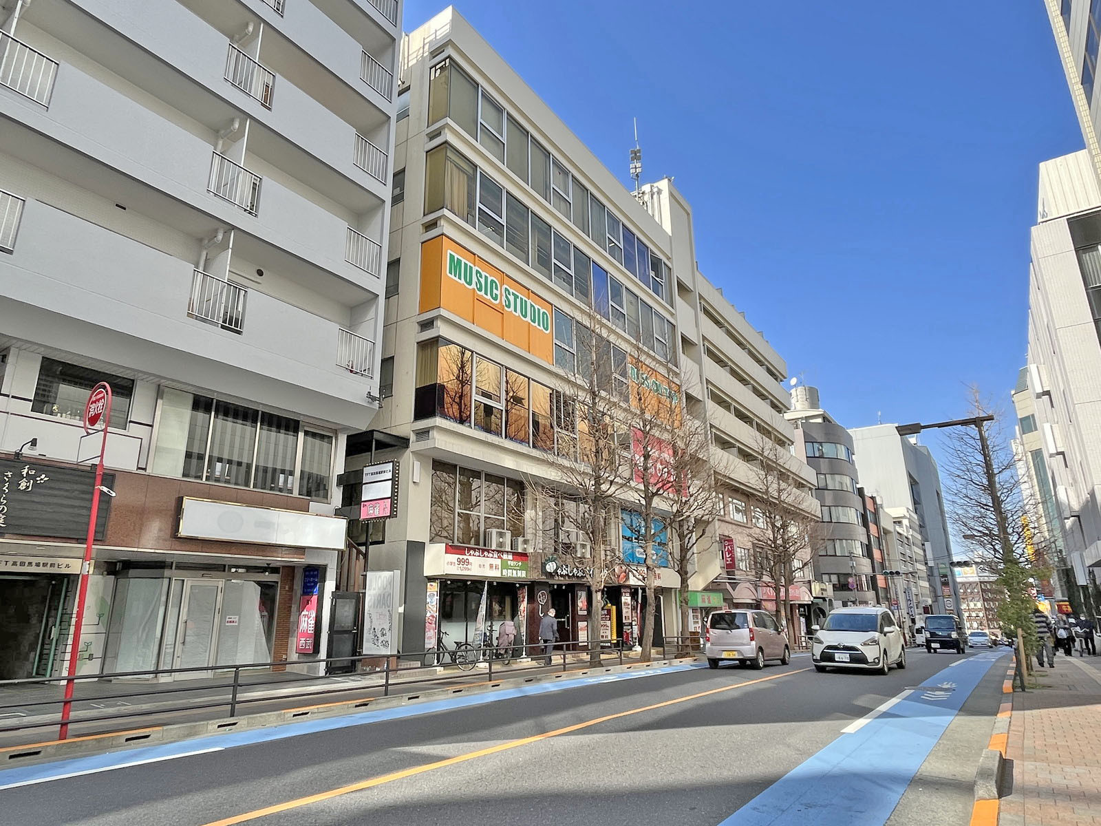 いちご高田馬場ビル前面のつつじ通り