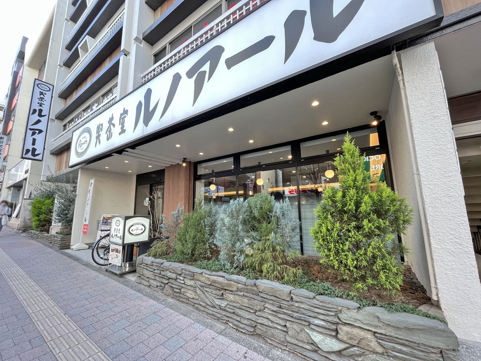 徒歩1分のルノアール高田馬場一丁目店