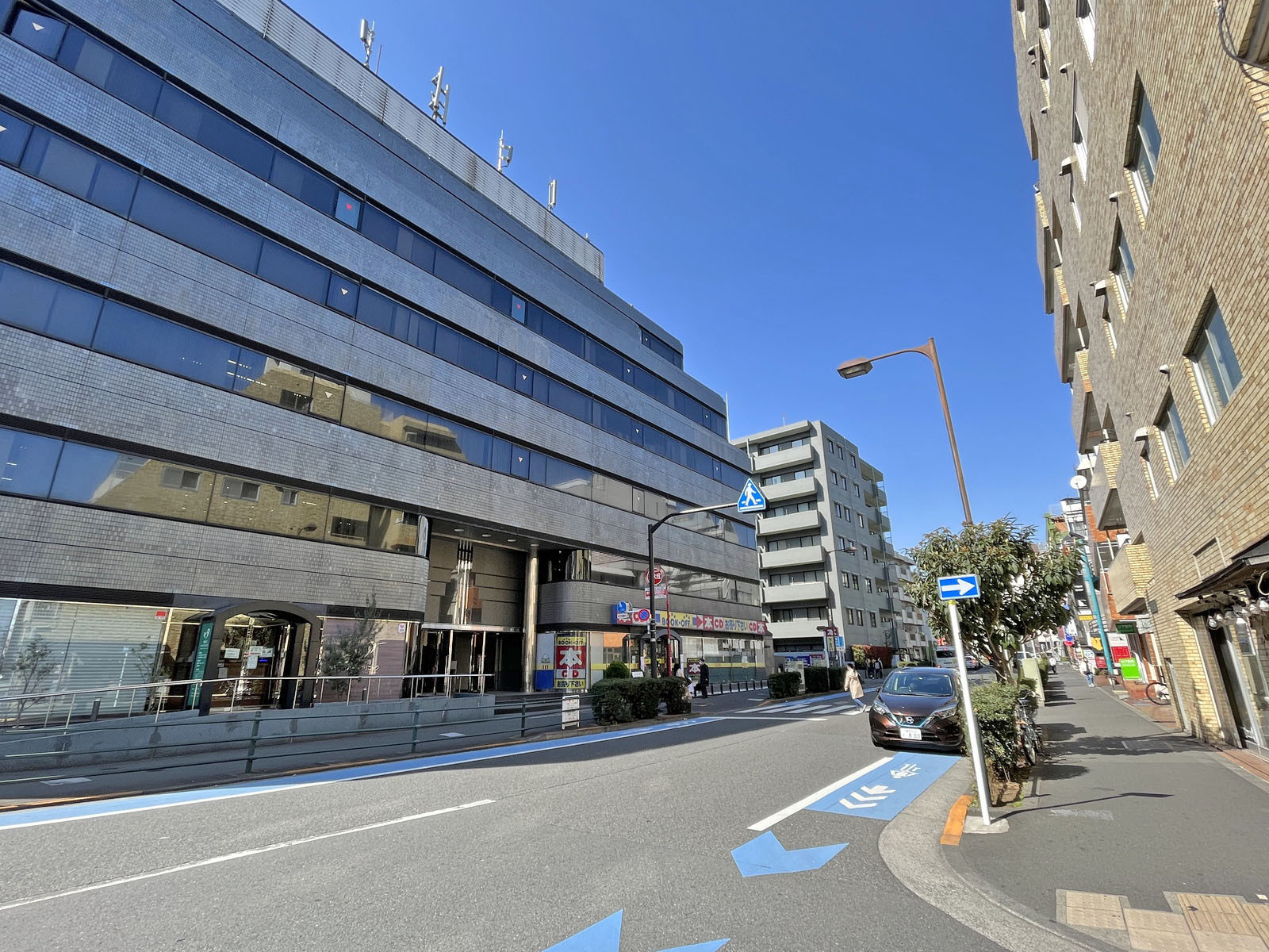 高田馬場216ビル前面のつつじ通り