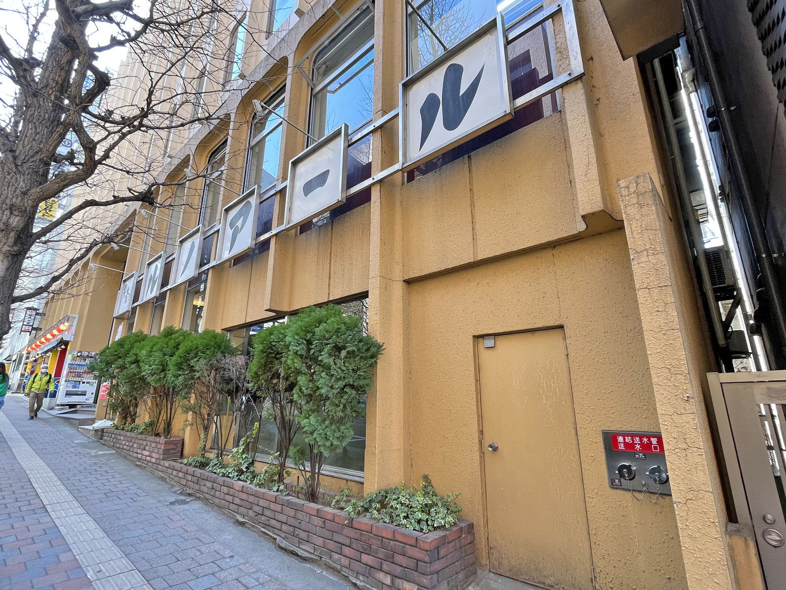 向かいの通りのルノアール高田馬場二丁目店