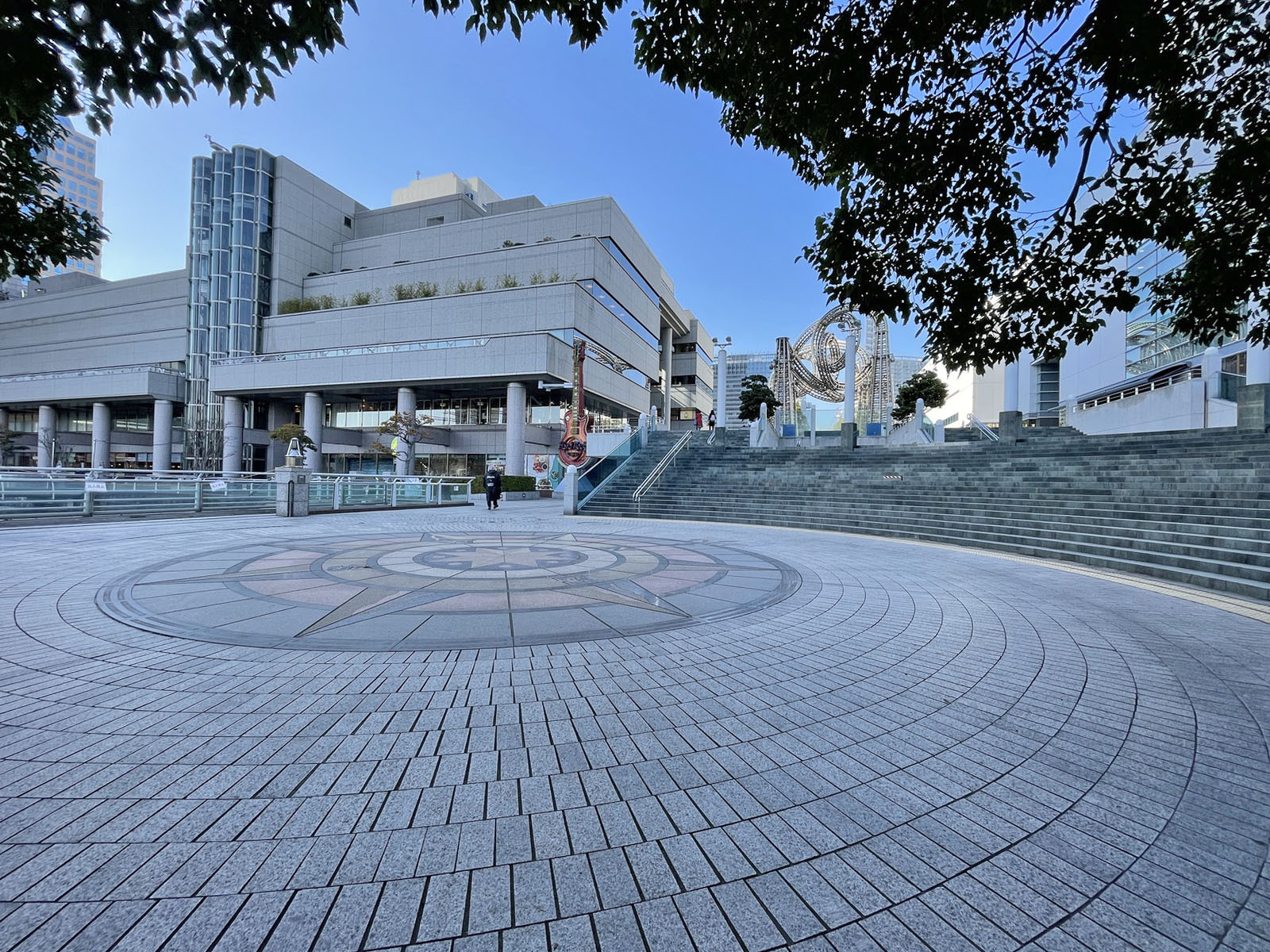 近くのグランモール公園 円形広場