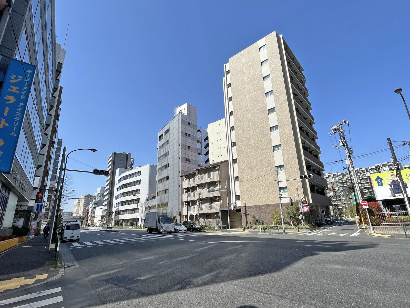 シルヴァー高田馬場ビルディング前面の新目白通り