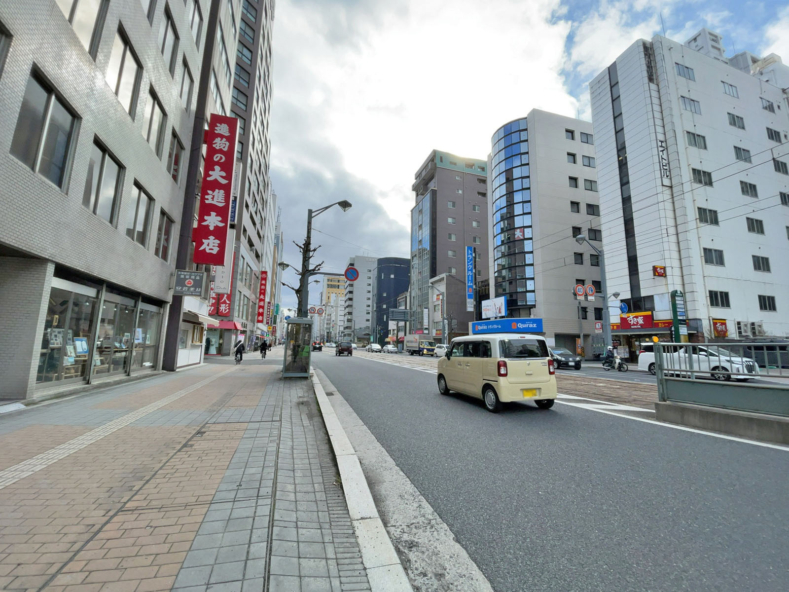 佐々木ビル前面の通り