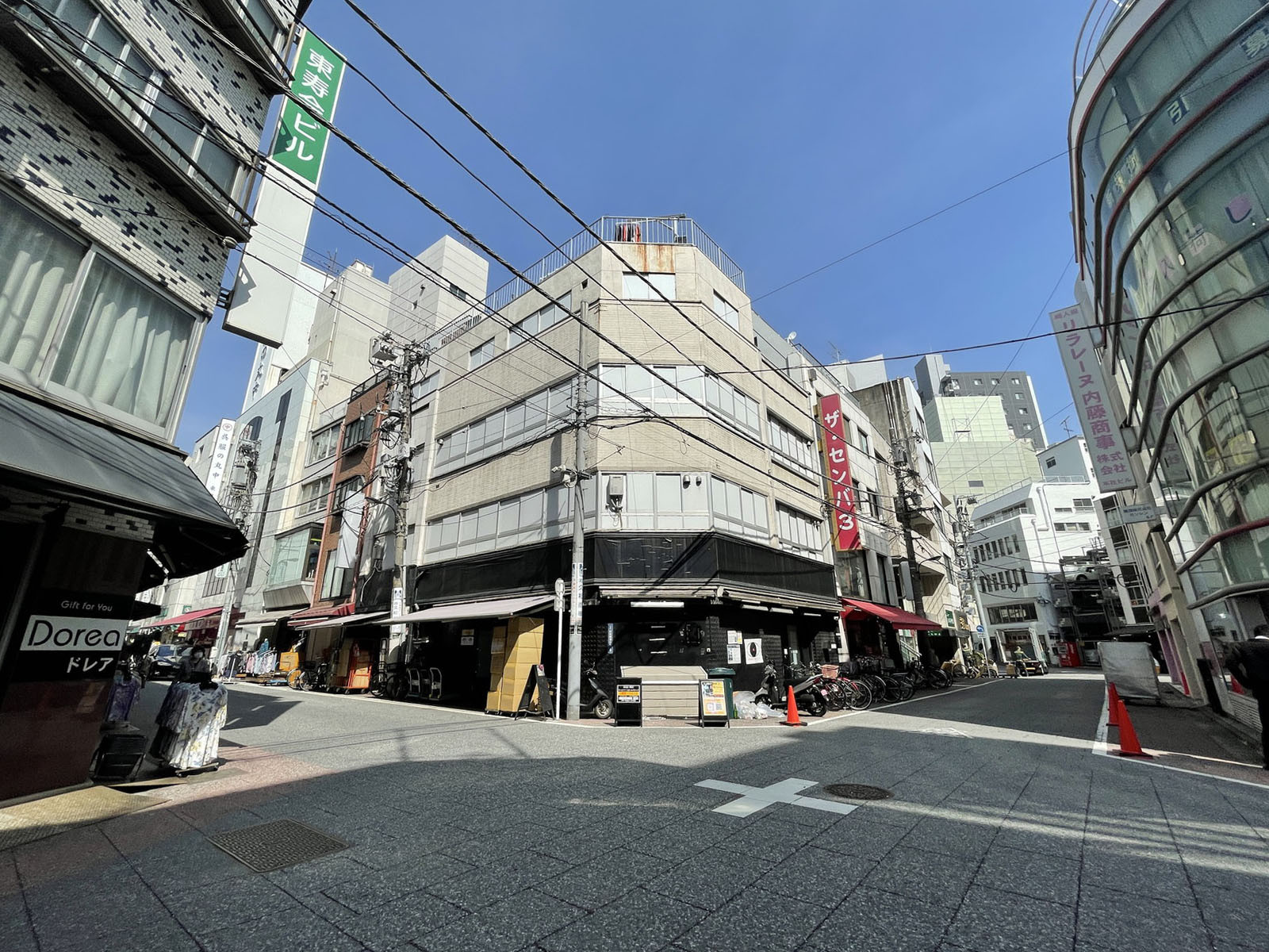 内藤商事本社ビル前面の通り