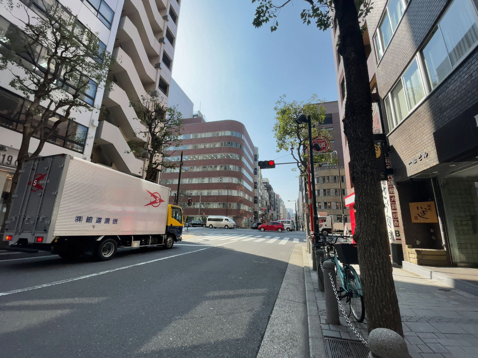 一松ビル前面の通り