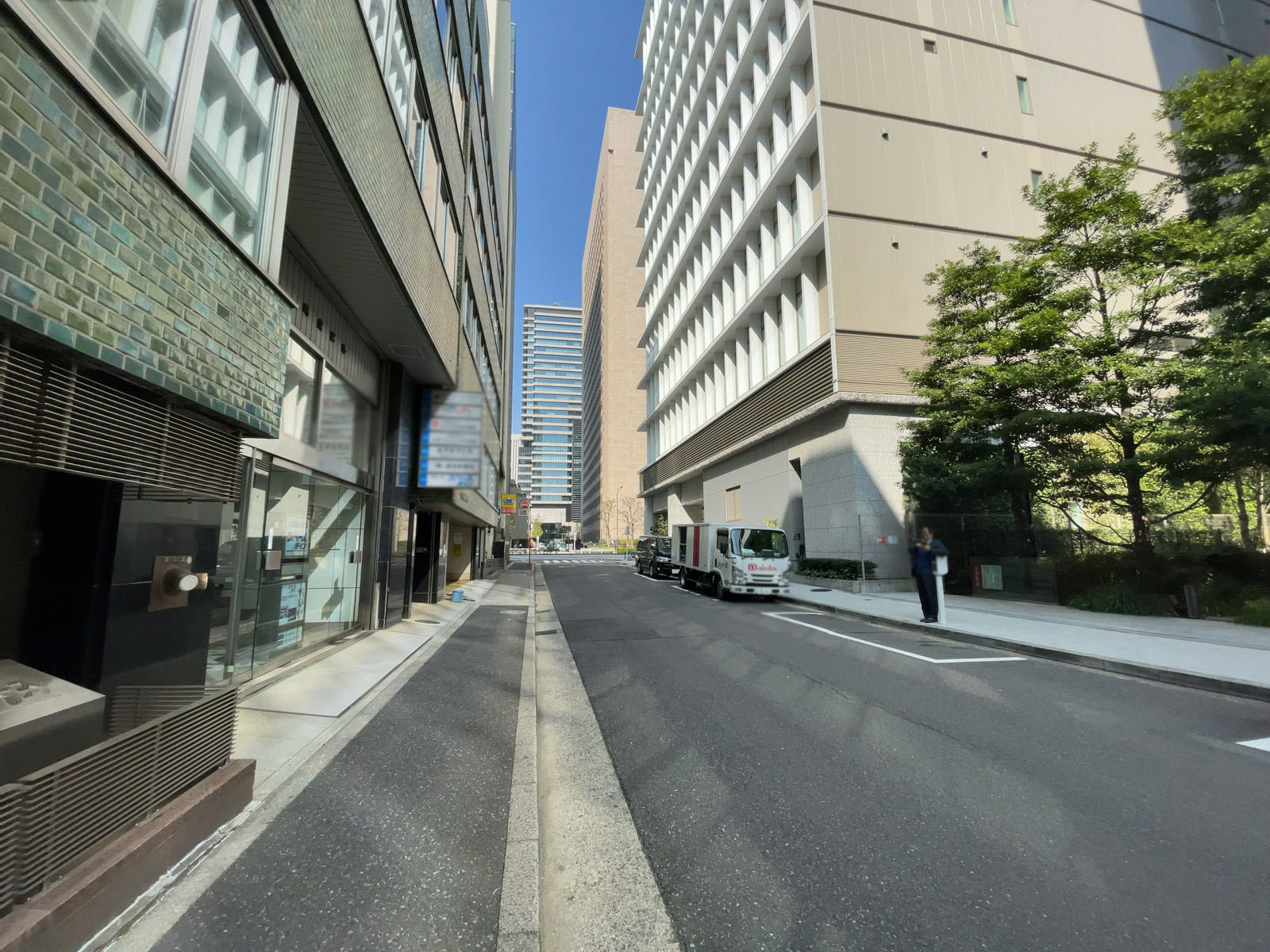 明宏ビル本館前面の通り