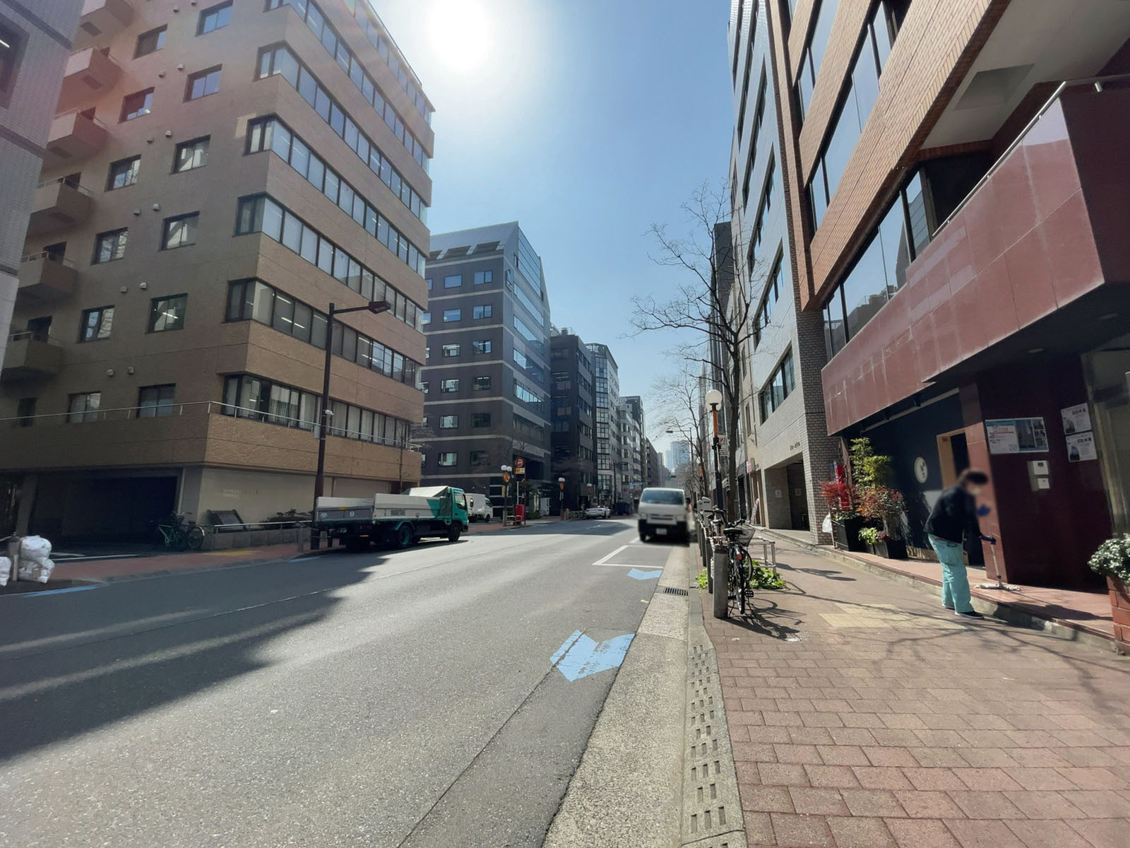 新虎サウスビル前面の通り
