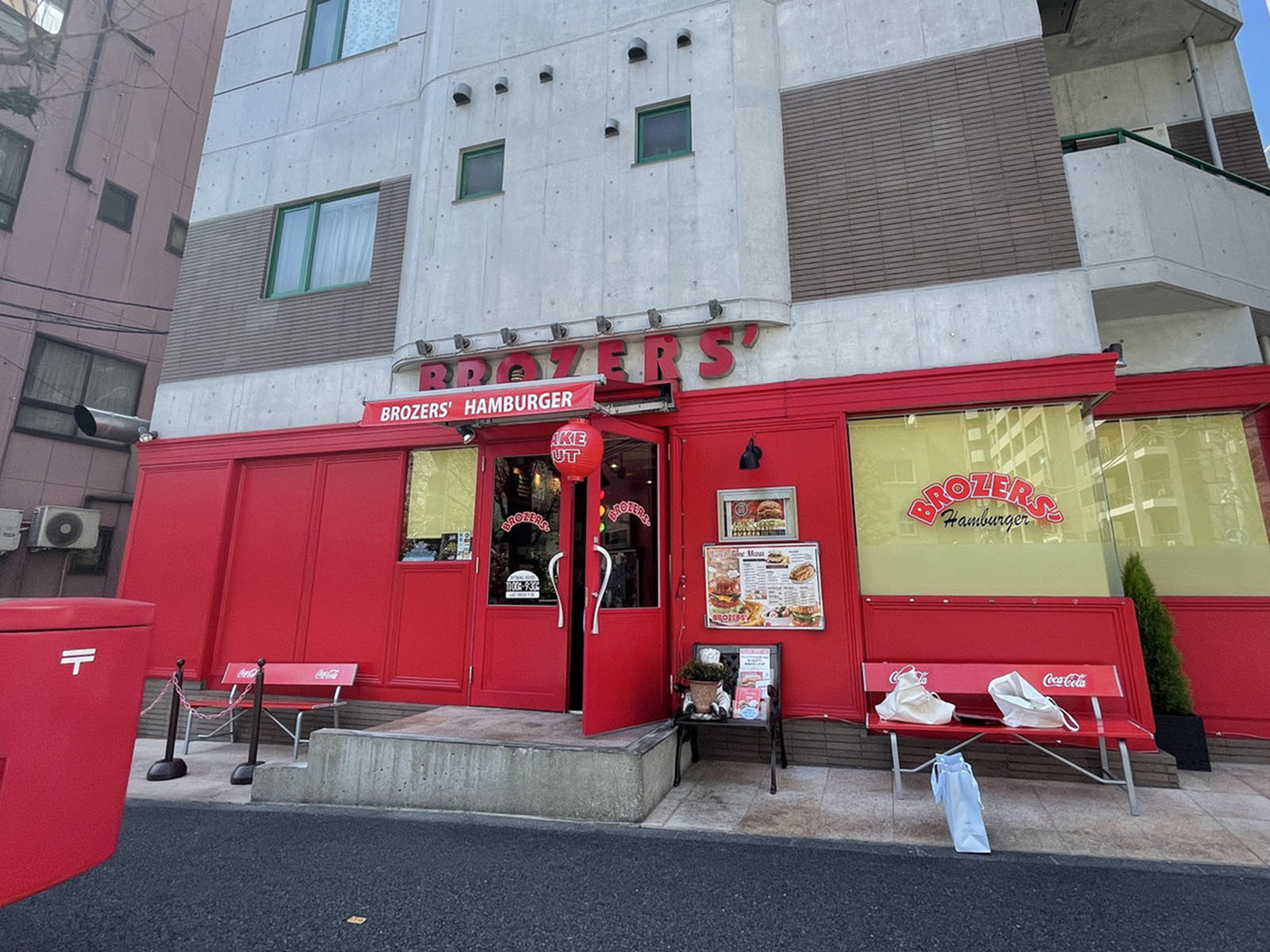 徒歩圏内には飲食店が点在