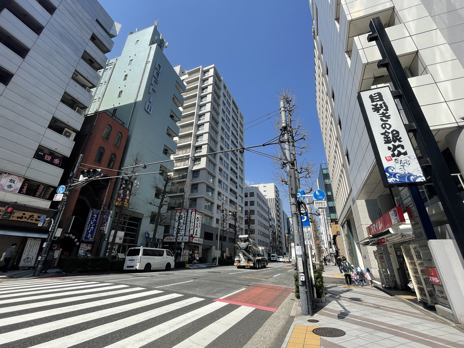 人形町ミハマビル前面の通り