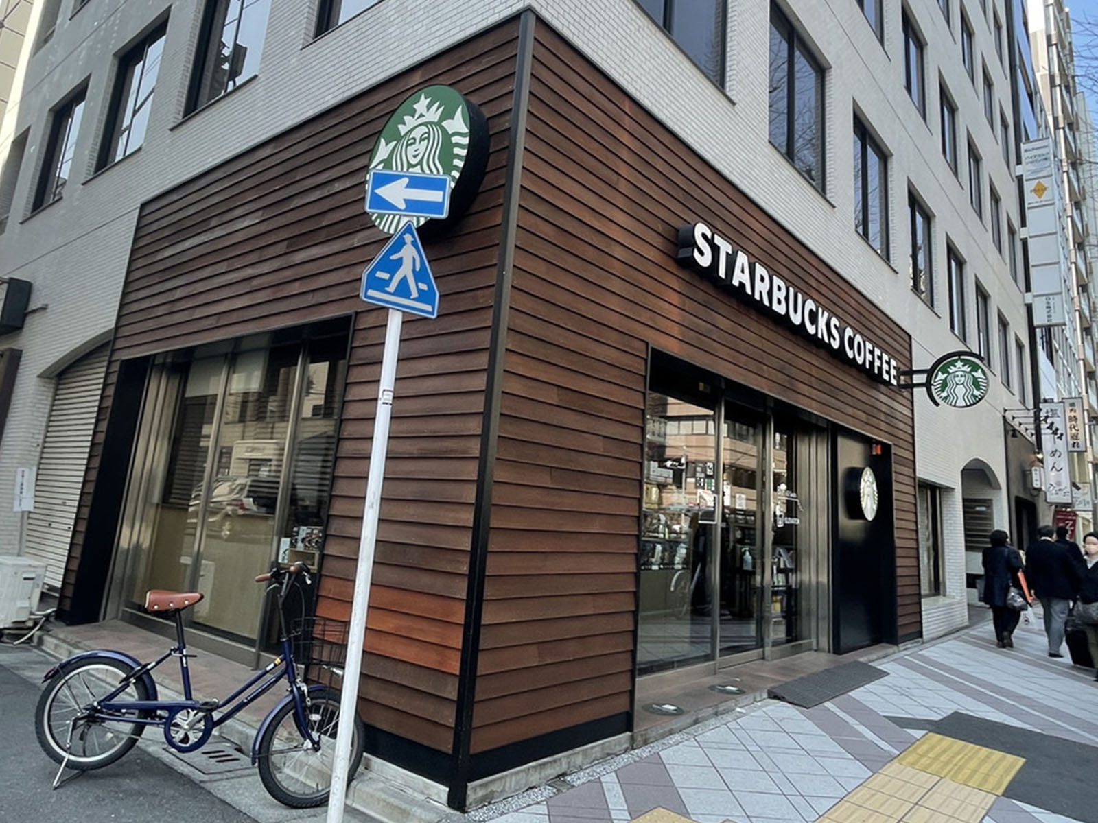 周辺には飲食店が点在