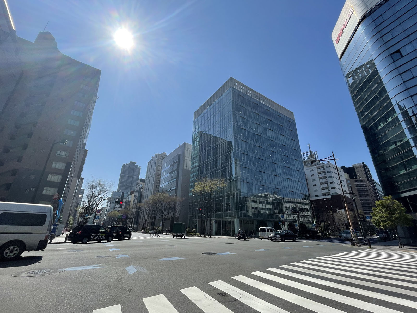 FRAME日本橋前面の通り