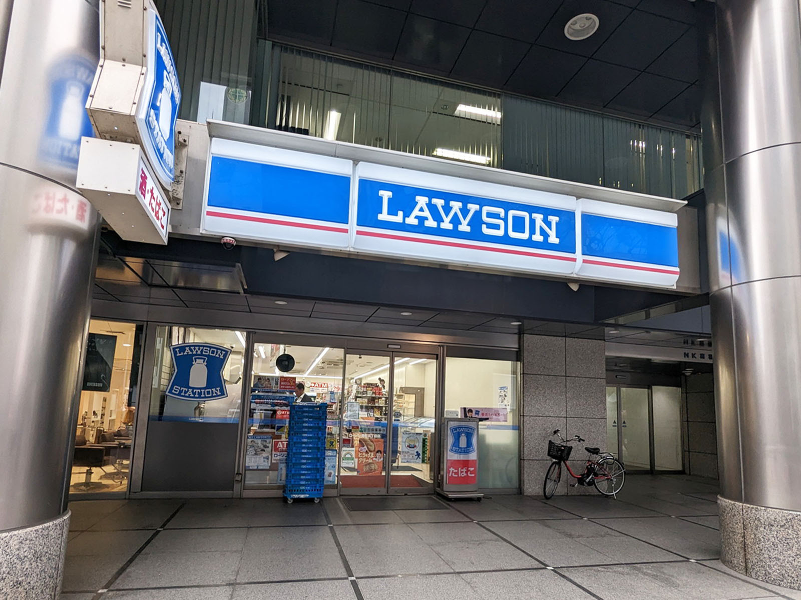 向かい側にあるローソン麹町五丁目店