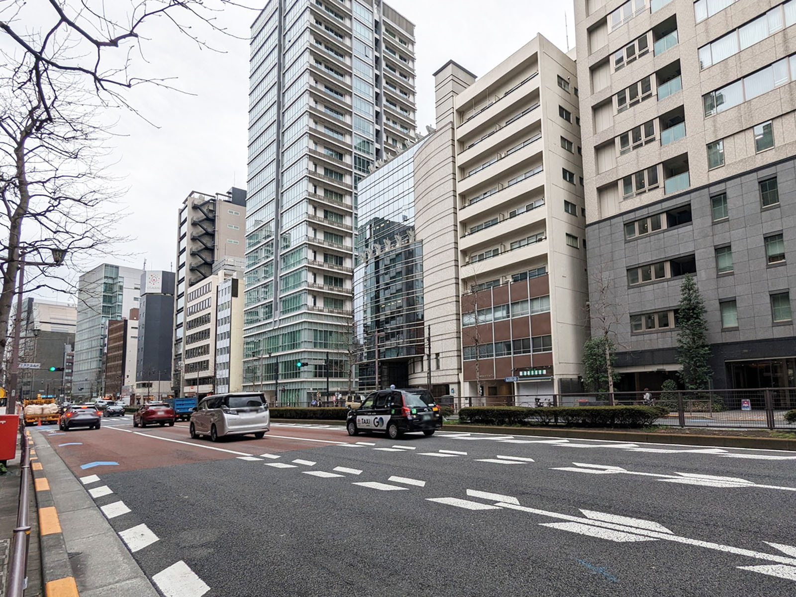 ACN麹町ビル前面の新宿通り