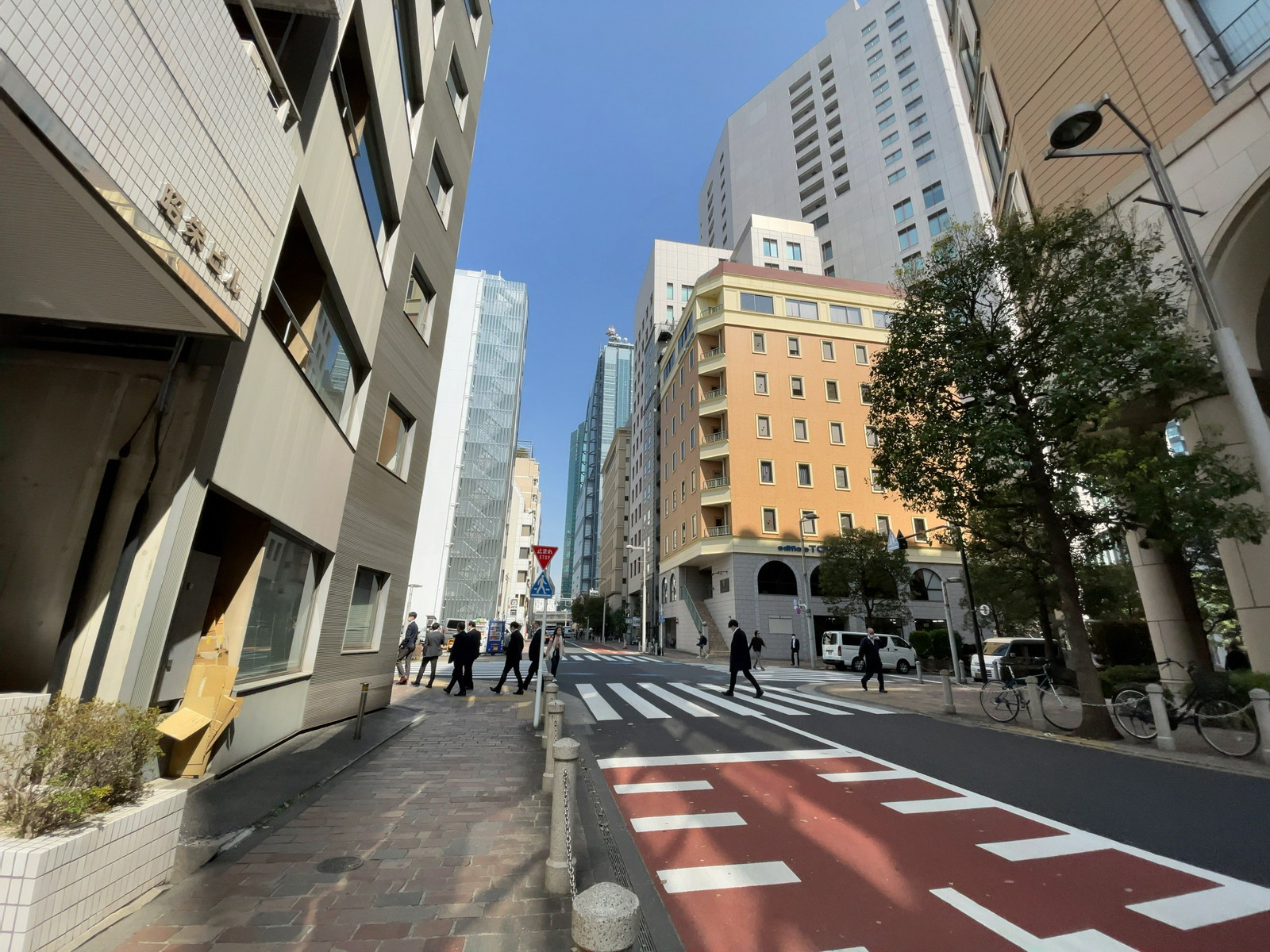 昭栄ビル前面の通り