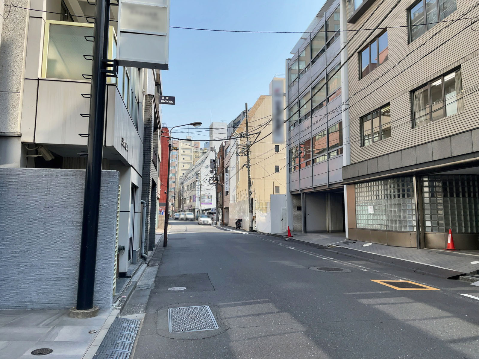 LC Iwamotochoビル前面の通り