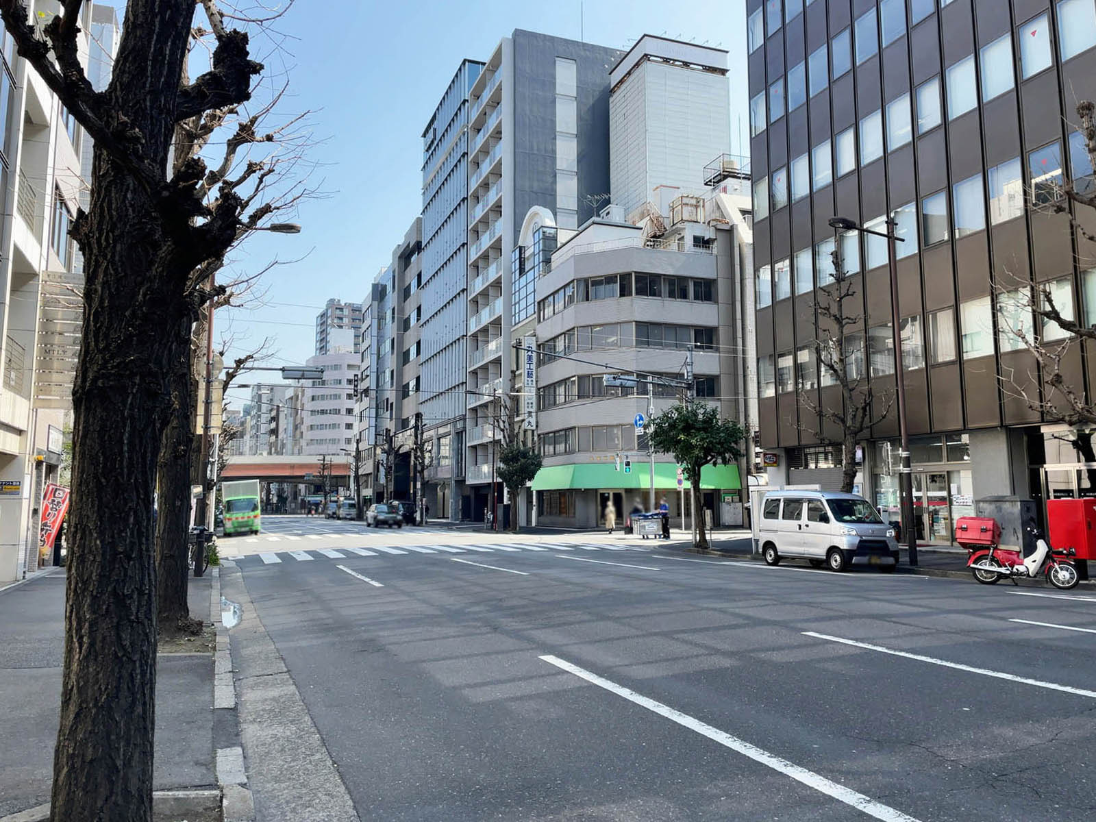 黒江屋鍛冶町ビル前面の神田金物通り