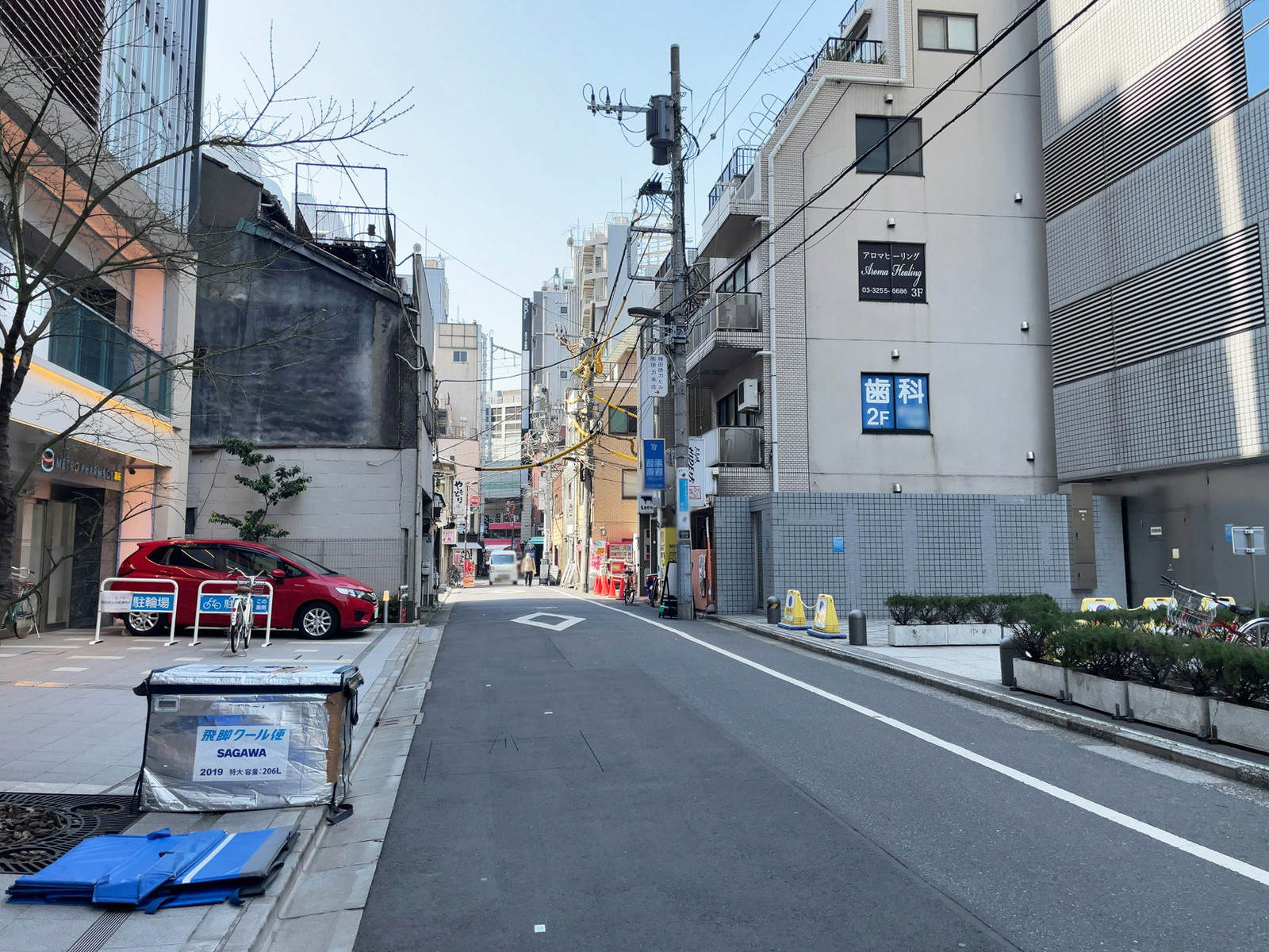光起ビル前面の通り