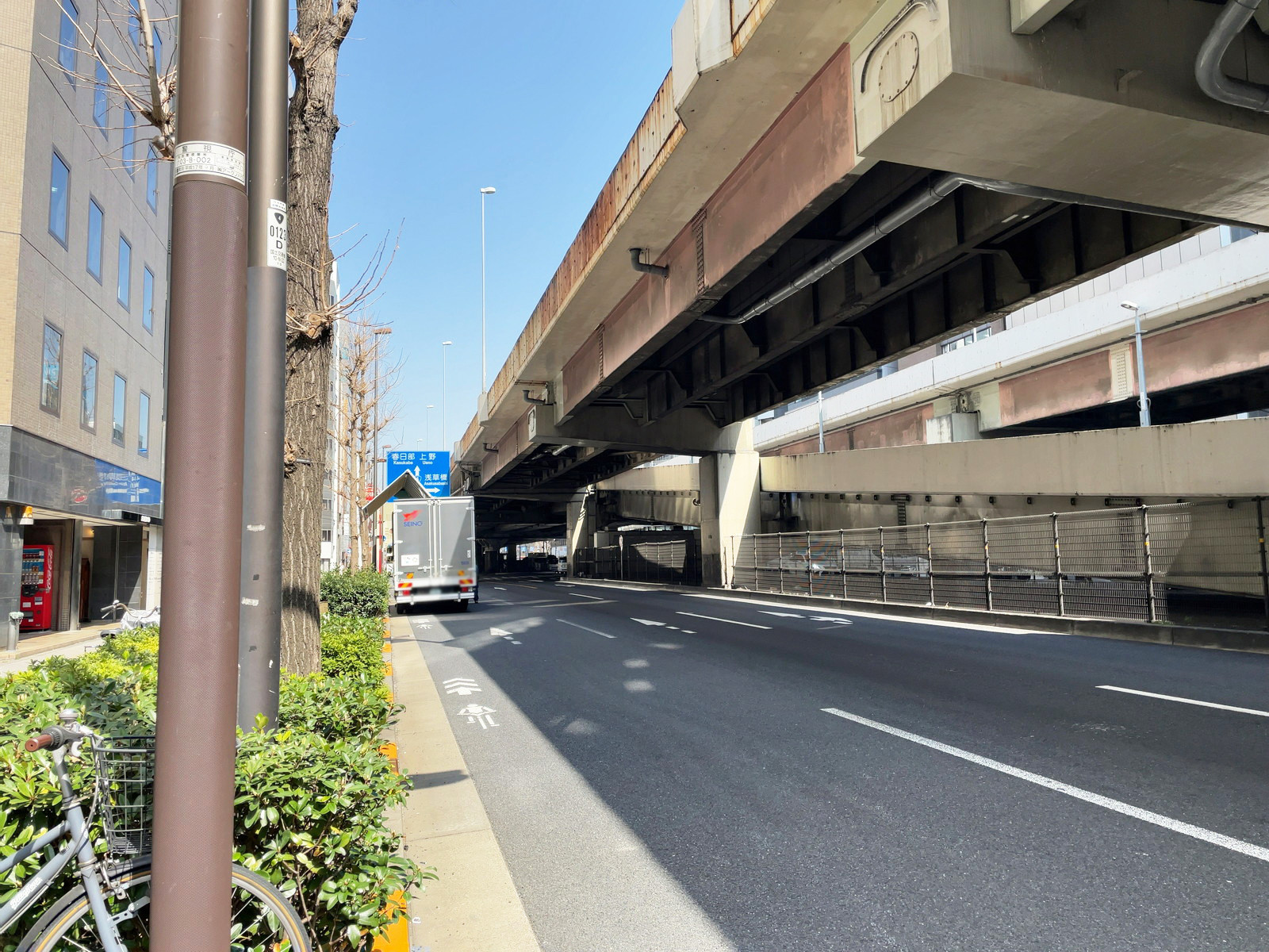 VORT神田2前面の昭和通り