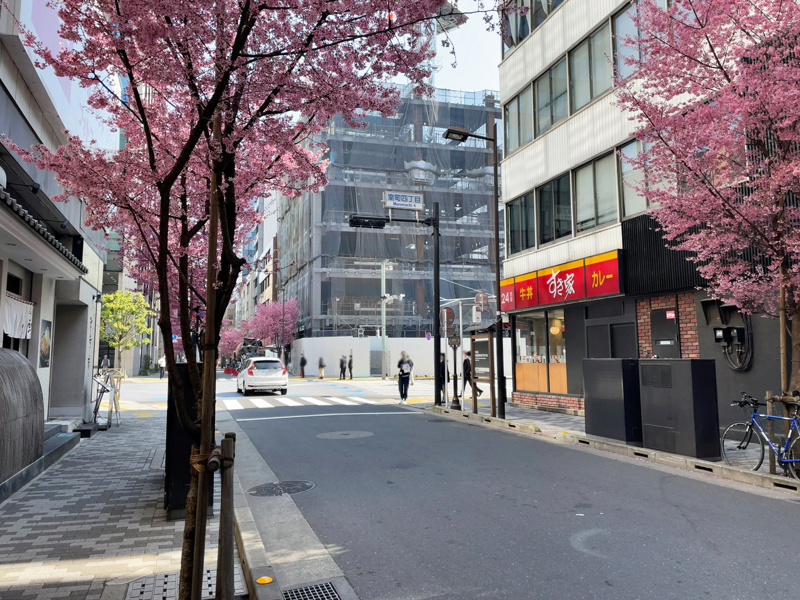 川口屋ビル前面の本銀通り