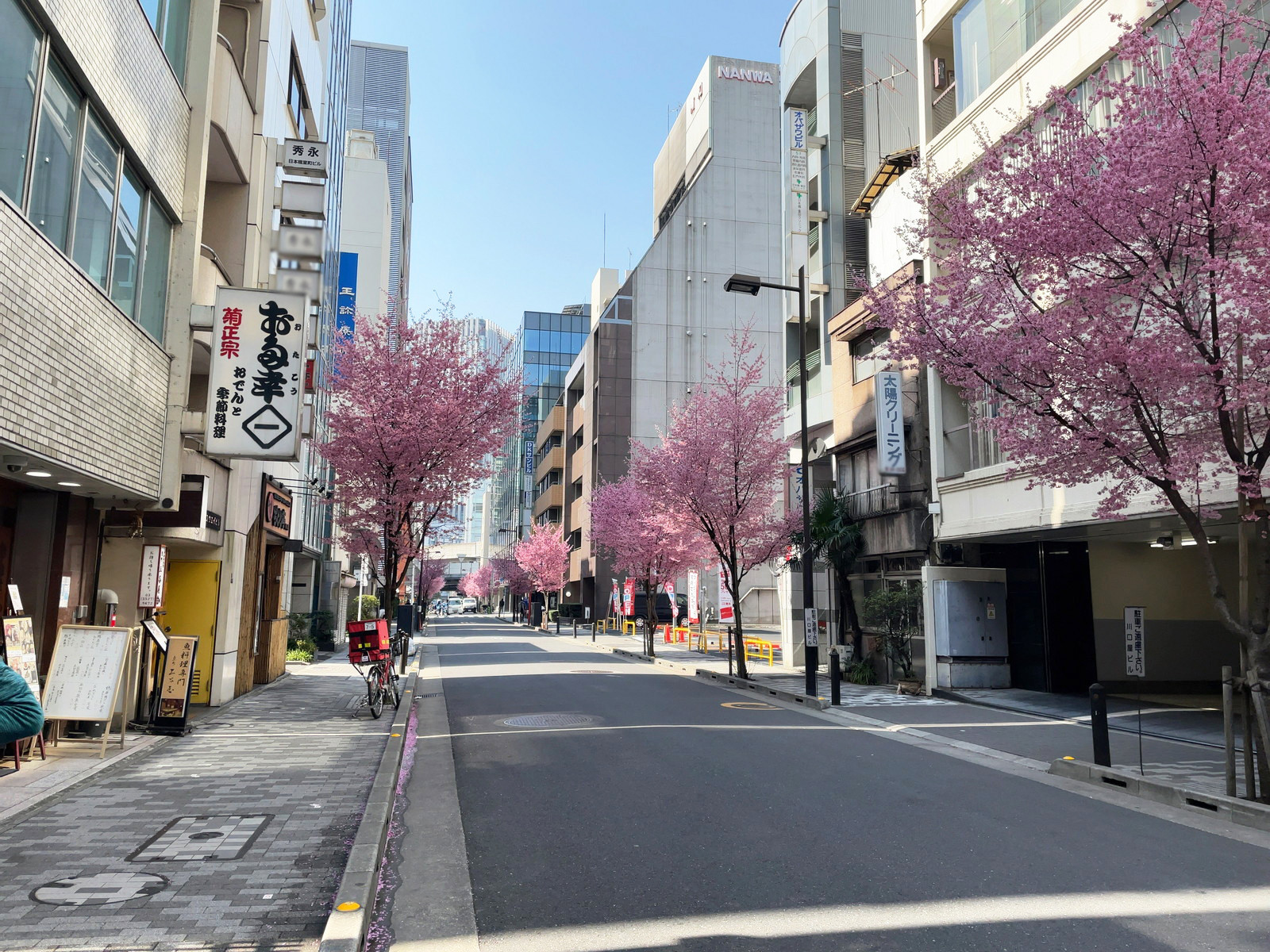秀永日本橋室町ビル前面の本銀通り