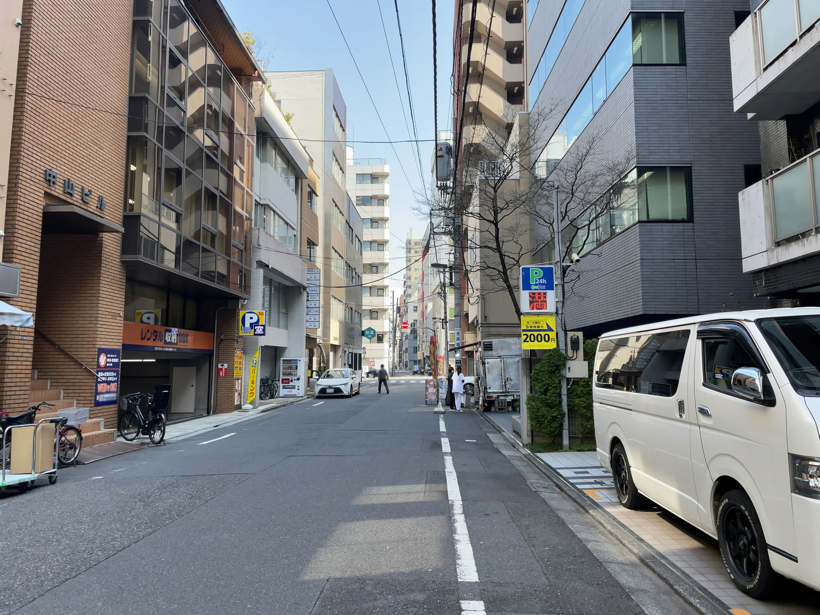 岩本町2丁目ビル前面の通り