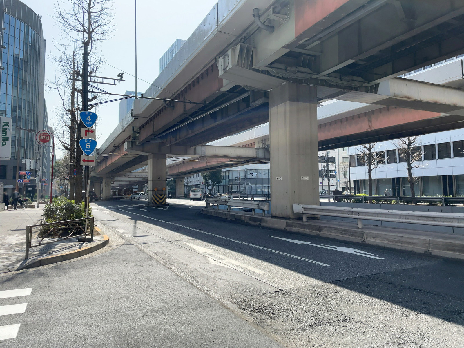 日本橋本町東石ビル前面の昭和通り