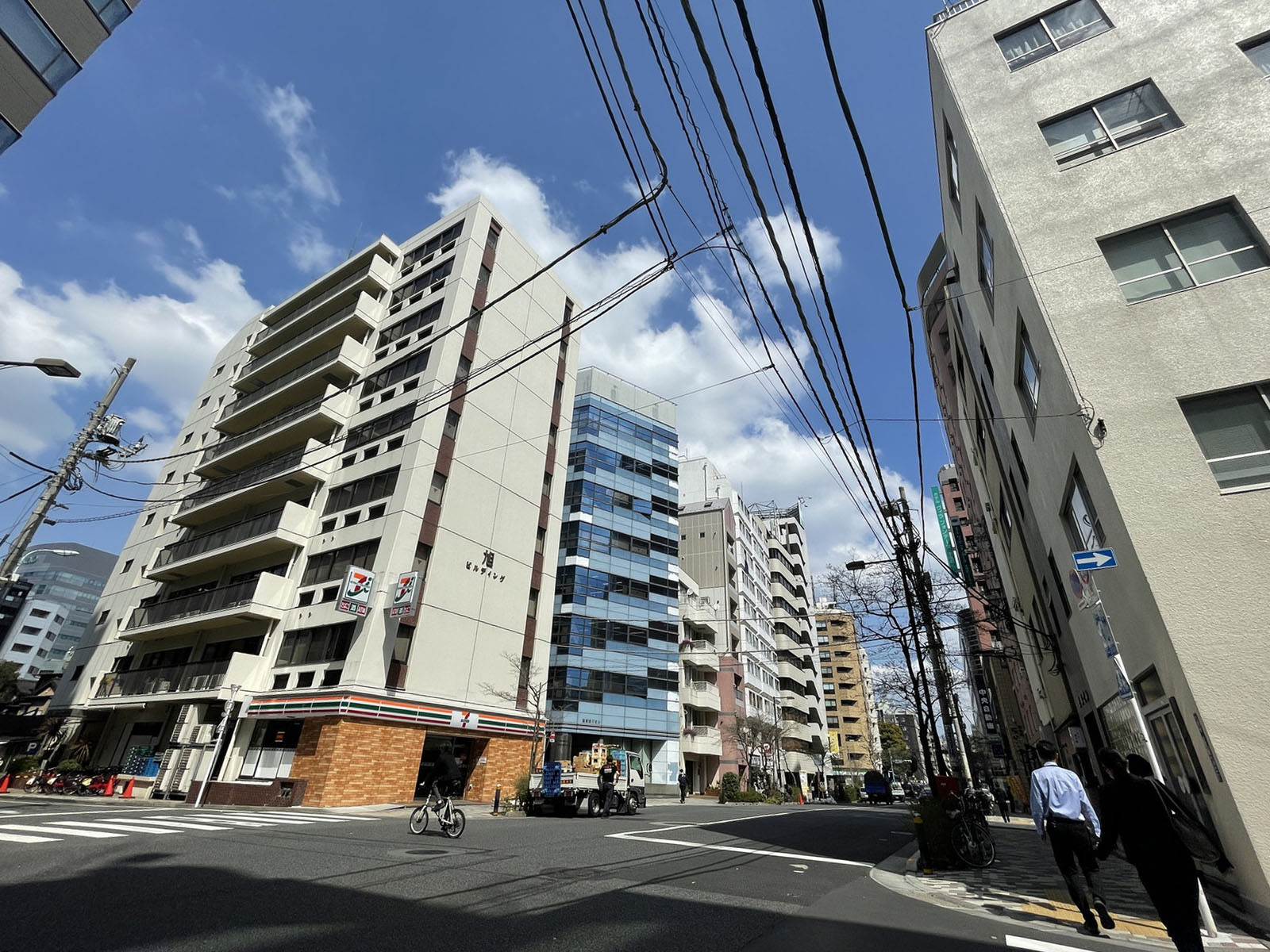 宮崎新川ビル前面の通り