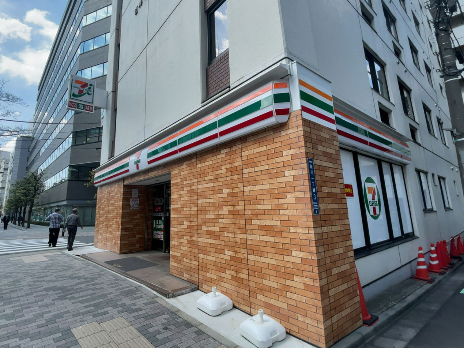 並びのセブンイレブン新川1丁目中央店