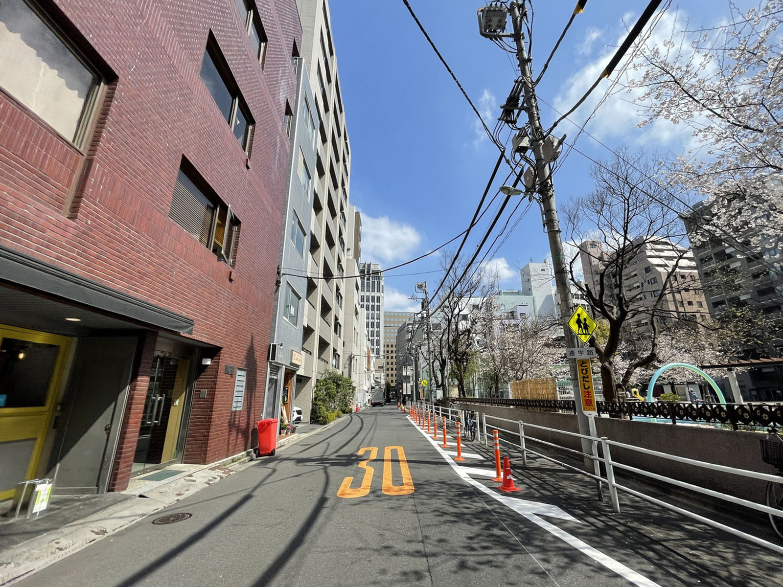 中原ビル前面の通り