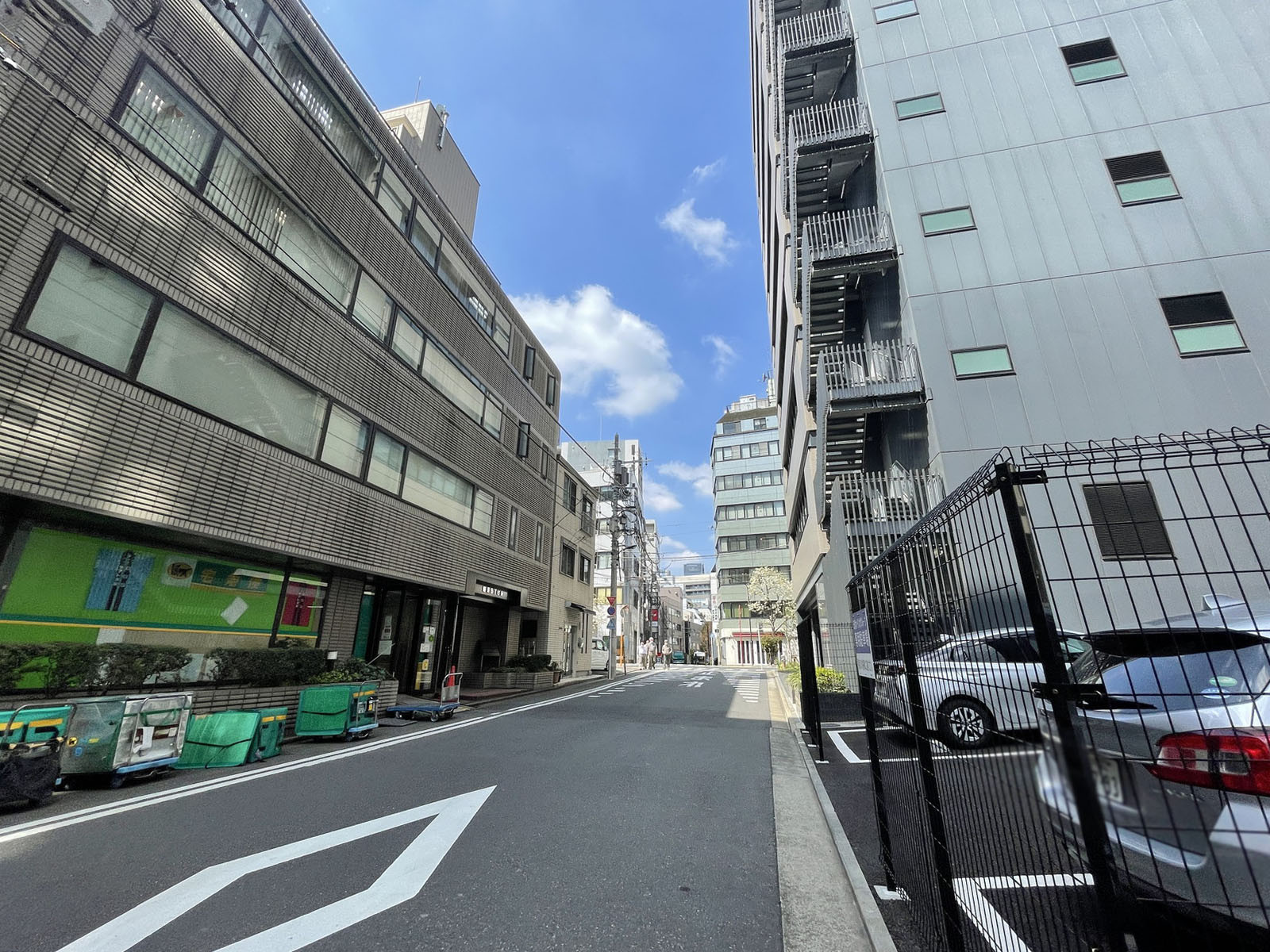 新川STビル前面の通り