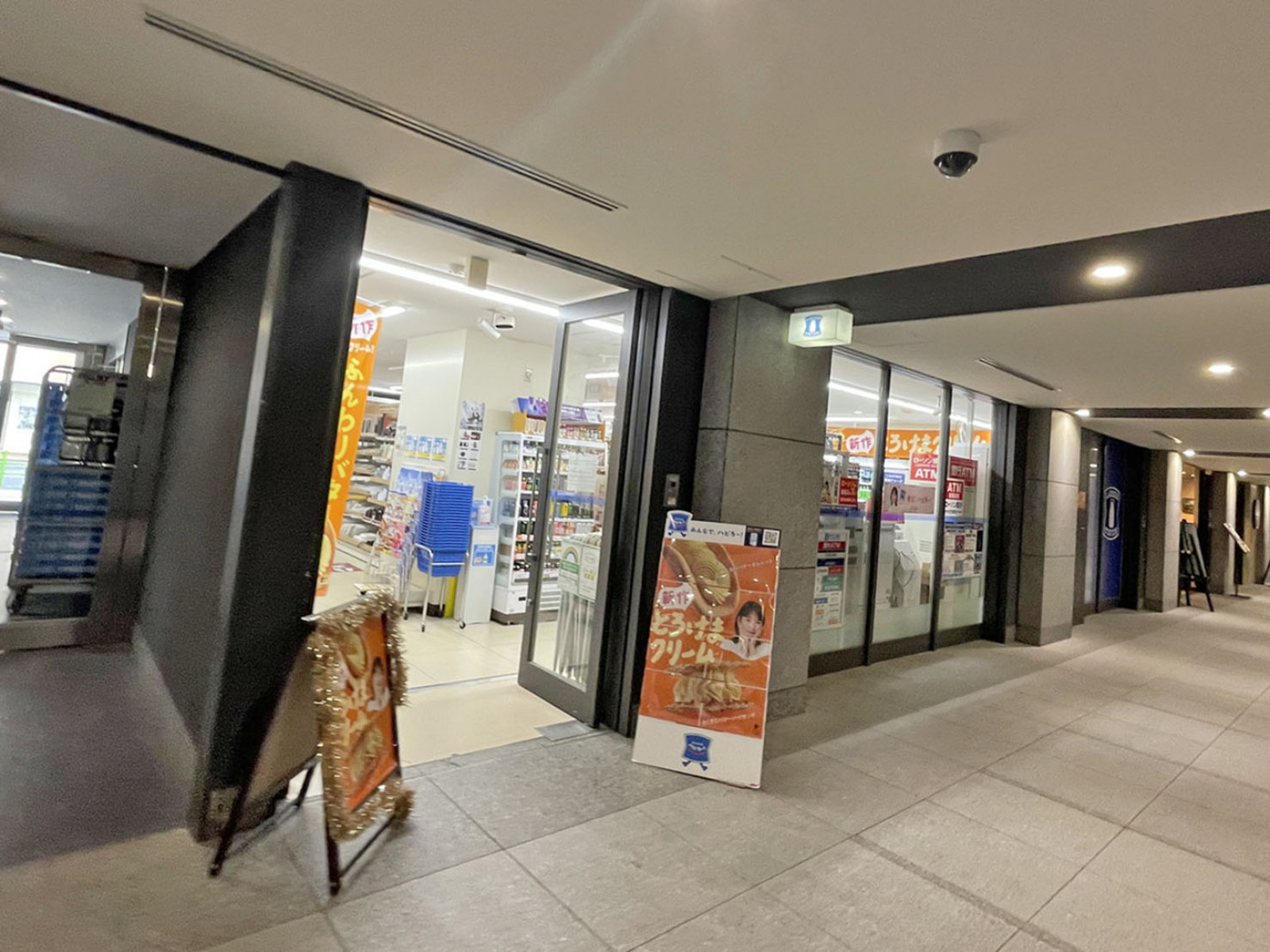 並びのビル内のローソン 東京ダイヤビルディング店